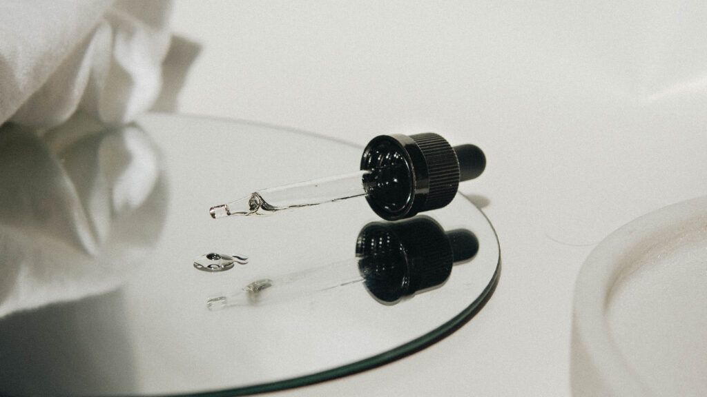 Bei Parfums ohne Sprühkopf wird der Duft mit den Fingern aufgetragen. Hierbei ist zu beachten, dass sich im Laufe der Zeit Schmutz und Staub von der Haut im Flakon ansammeln können und so der Alterungsprozess des Duftes beschleunigt werden kann. Demnach empfiehlt sich hier die Verwendung einer Einwegpipette aus Kunststoff oder das Umfüllen in ein kleines Proberöhrchen mit Sprühkopf bzw. Reisespray.
