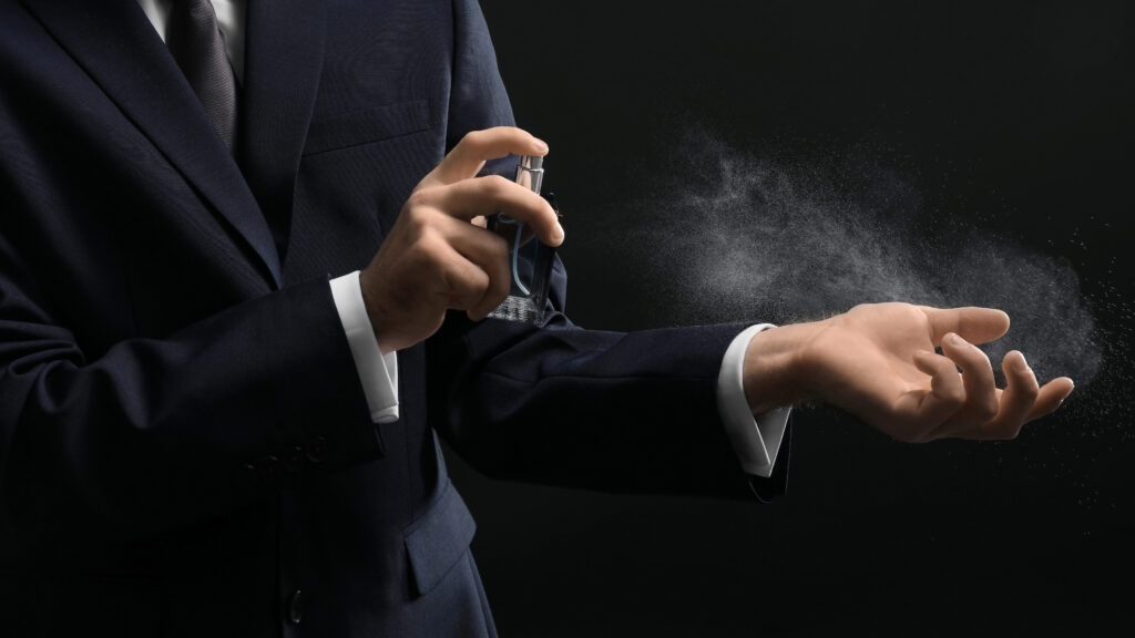 Parfum reagiert beim Auftragen auf die Haut individueller als im Haar oder auf der Kleidung. Eine empfehlenswerte Körperstelle zum Auftragen von Parfum sind die Pulspunkte (ein Bereich des Körpers, in dem das Blut nahe der Hautoberfläche pumpt), da hier durch die Wärme die Diffusionskraft verstärkt wird und der Duft dadurch länger wahrnehmbar ist. Zu diesen gehören die Innenseiten der Handgelenke und Ellenbogen sowie der Halsbereich hinter den Ohren.