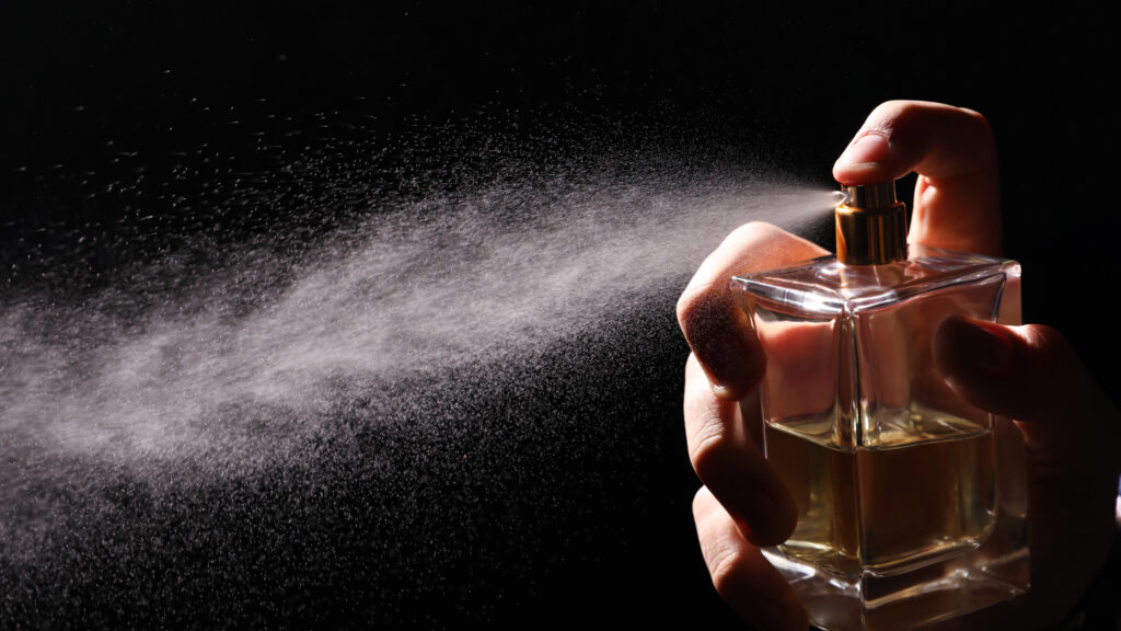 Moderne Parfums weisen meist eine großzügige Konzentration auf und setzen mit einem Spritzer bereits eine große Menge Duft frei.